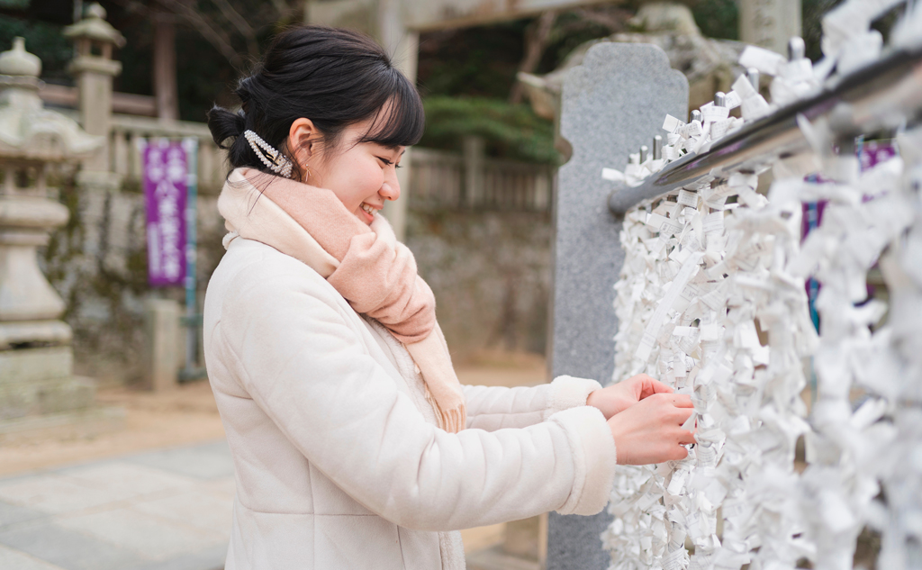 結び所に「おみくじ」をくくる