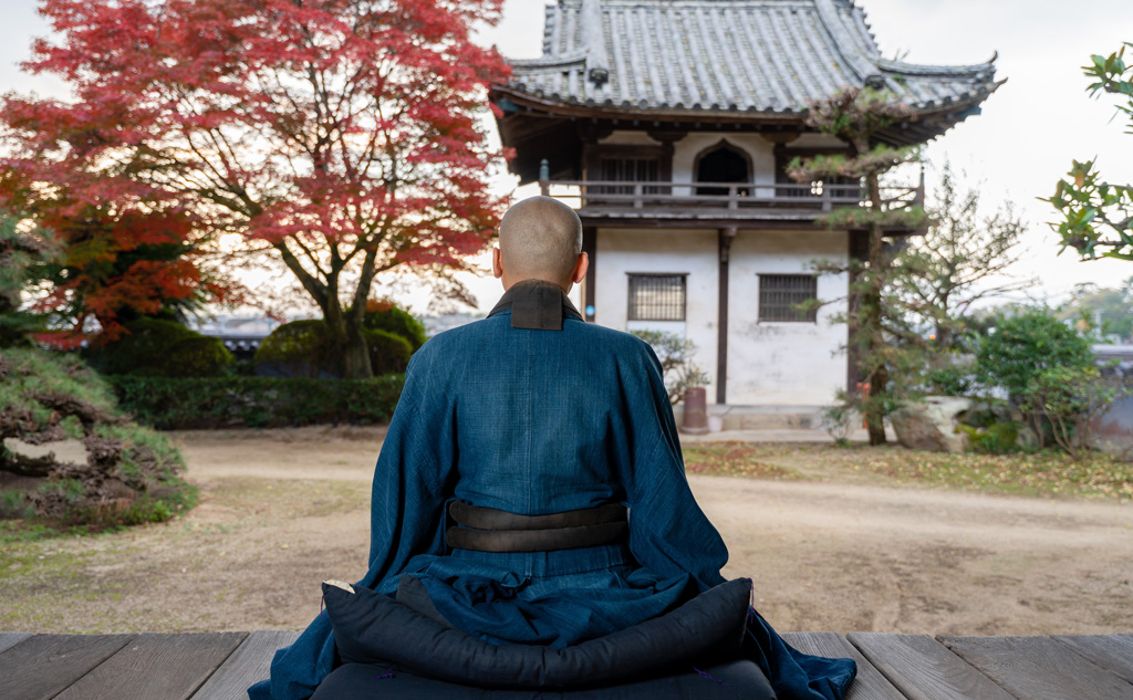 坐禅をする僧侶