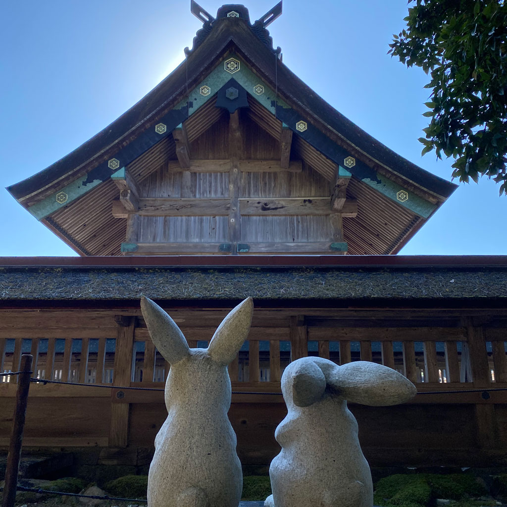 出雲大社で多く見受けられる兎の石像/島根県