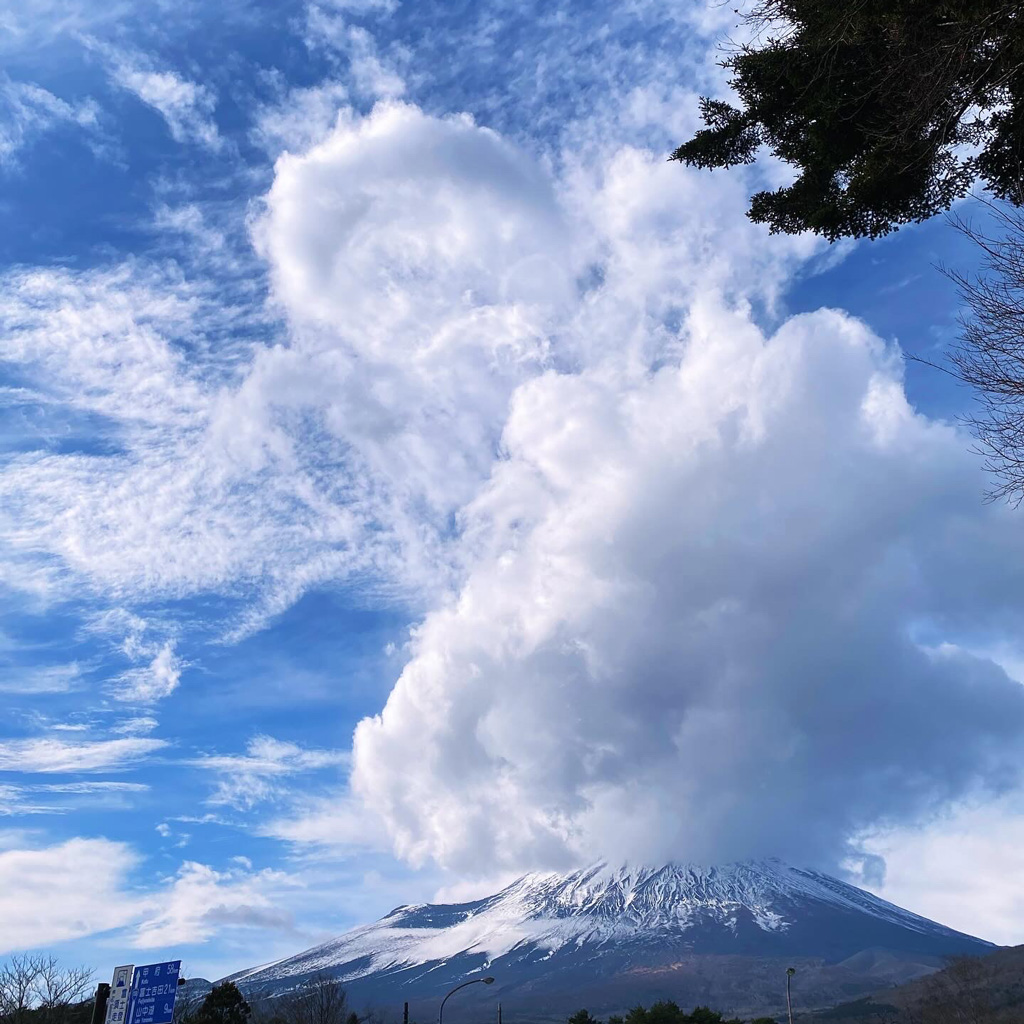霊山富士が見せる神秘的な雲/山梨県
