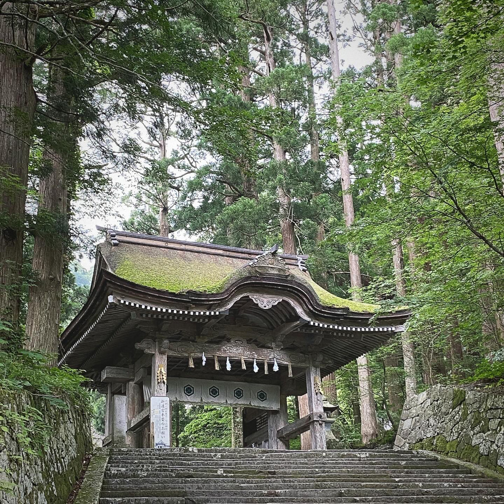 大山の中腹に鎮座される神秘的な奥宮/鳥取県