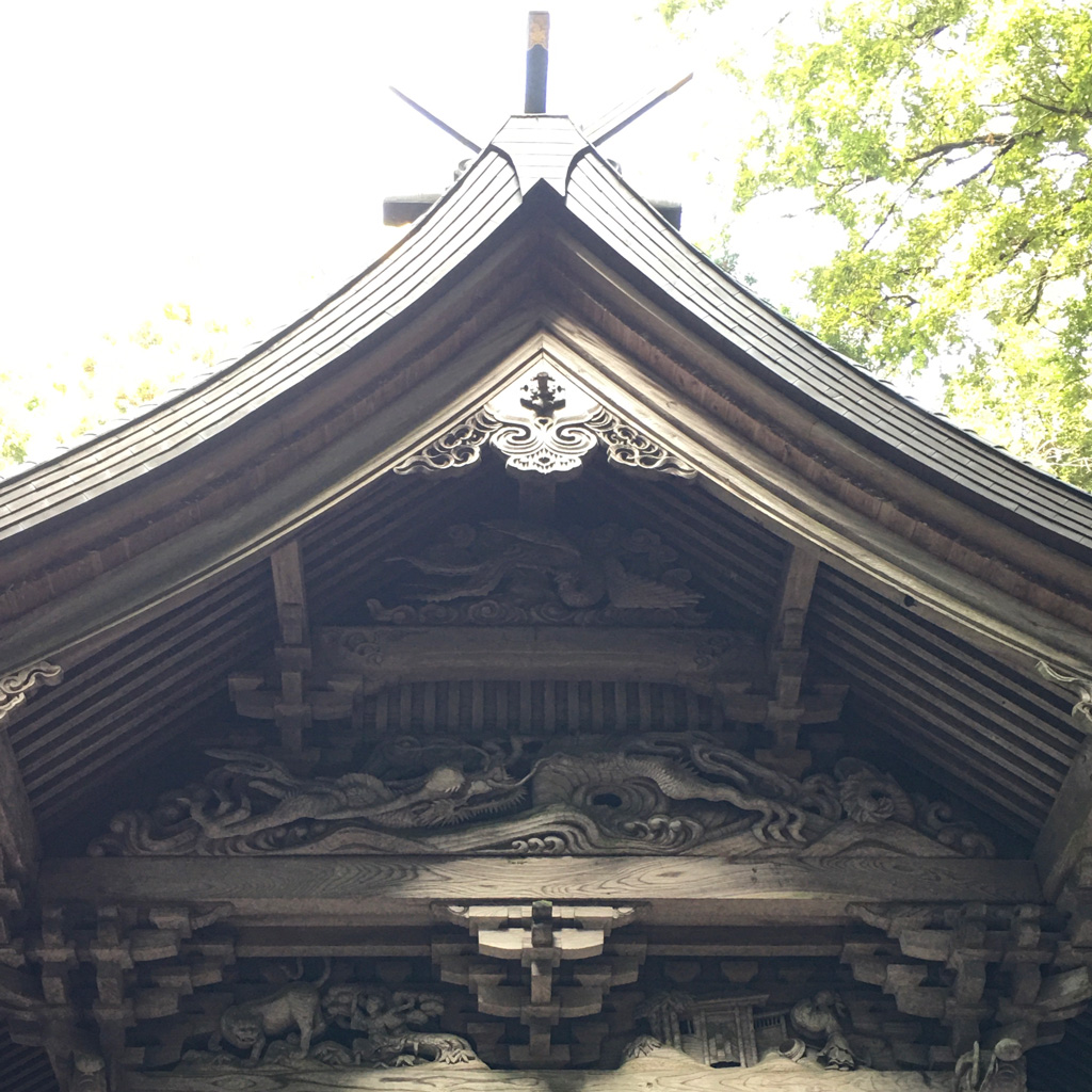 神話の内容が施されている高千穂の神社/宮崎県